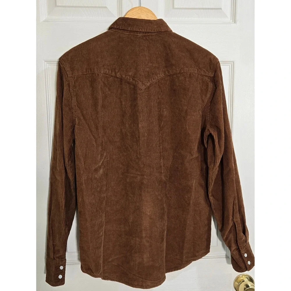 Levis pointed buttons